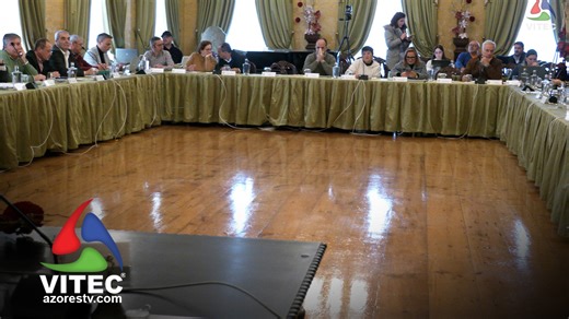 Câmara Municipal de Angra do Heroísmo com orçamento que pode ultrapassar os 60 milhões A rede viária está no topo dos investimentos previstos para 2024 por parte da Câmara Municipal de Angra do Heroísmo. A Assembleia Municipal aprovou, por maioria, o documento que contempla 45 milhões de euros para o novo ano mas que pode ser reforçado com 15 milhões, dependendo da execução dos investimentos apoiados pelo PRR. www.azorestv.com | VITEC Azores TV