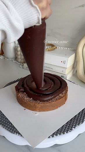 💕 . . . . . #cake #layercake #aesthetic #instafood #asmr #asmrsounds #asmrvideo #chocolate #chocolate #chocolatecake #gateau #recettefacile #homemade #instagood #instagram #winter #decor #december #cute #love | Naoir Amc