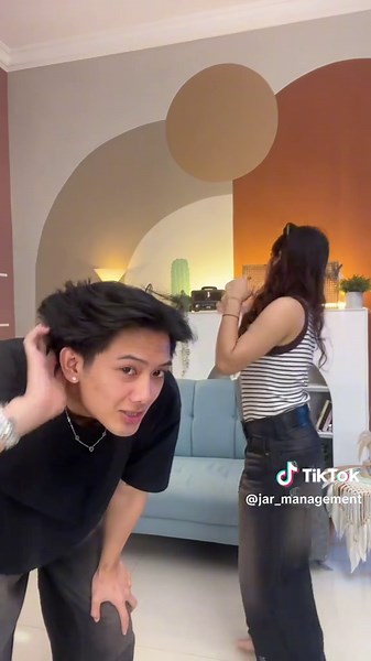 Pasangan Viral di Kantor JAR: Cantik dan Agusan