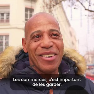 🎄 🎉 Envie de donner du sens à vos fêtes de fin d’année ? Faites vos courses à Lyon et consommez local ! Chocolats, friandises sucrées ou salées, objets déco, mode, jouets, jeux de société et bien plus vous attendent aux quatre coins de la ville ! Soutenir les commerçants de proximité, c’est soutenir une économie non délocalisable qui animent nos rues et nos quartiers, tout en dénichant des produits de qualité sélectionnés ou confectionnés avec passion ❤️. 👉 Plus d'infos https://www.lyon.fr/ac