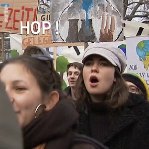 5.4K views · 99 reactions | Comme chaque vendredi, ces jeunes poussent un cri d'alerte écologique. Ils rêvent de vivre dans un monde plus propre et ne se cachent pas pour le faire savoir. Dans leur viseur : le charbon ! ➡ arte.app.link/JournalARTE | ARTE Info | Facebook