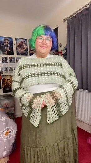 Plus size autumn outfit inspo 🍂💚 outfit is from SHEIN - use my code ‘SZN309’ for 15% off your order 🤞Search IDs: Khaki Maxi Skirt: 10303671 Drop Shoulder Cropped Sweater: 19357648 🙌#plussize #plussizefashion #autumnoutfits #outfitinspo #outfitinspiration #outfitideas #outfitoftheday #bodypositivity | Abi Drinkell