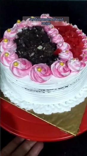 Strawberry Cake Trend 2025 | Simple & Beautiful 🍓🎂”