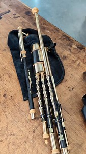 Happy New Year everyone and a great 2026! I’m back in the workshop, reed-testing a full set with the following setup: • Ebony, Boxwood, Brass • 4 chanter keys, tuner, and stop key • G-switch • Kammacher switch with an additional G/A drone • E regulator • Tuners on regs #uilleannpipes #pipesmaker #pipemaking #Uilleann #irishmusic traditionalmusic | Hendrik Morgenbrodt