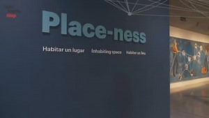 Los domingos por la tarde, te invitamos a descubrir el arte GRATIS en el Centre Pompidou Málaga. 🏡 Conoce nuestra colección semipermanente ‘Place-ness. Habitar un lugar’. En un contexto donde el teletrabajo ha impulsado a muchos a buscar un «estilo de vida rural», esta muestra va más allá del antagonismo ciudad-campo. Explora las complejidades territoriales de nuestra sociedad y nos invita a ver estos espacios como interdependientes, no estáticos. 🔍 Seis secciones temáticas abordan cómo los se