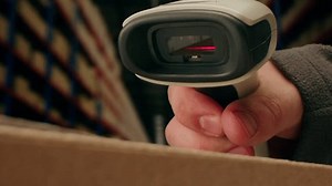 Scanner scanner boîte de livraison dans : vidéo de stock (100 % libre de droit) 3749255225 | Shutterstock