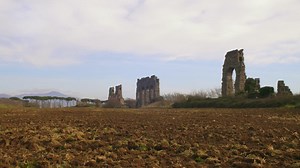 Aqueducs romains dans un parc public | Vidéo de stock Gratuit