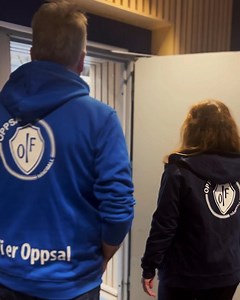 Oppsal Håndball viser tydelig i sin hall at de støtter #Verdiløftet!👊 Hør hvorfor styret i Oppsal tenker at det er viktig å vise at man er en del av noe større; Håndballfamilien🧡💛💚💙 Ønsker din klubb å profilere Verdiløftet i deres hall? Materiell kan kjøpes her: https://www.handball.no/regioner/nhf-sentralt/utvikling/verdiloftet/materiell/ | Norges Håndballforbund