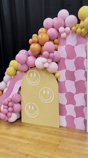 How to 👇 • Mask Grids • Use a craft knife to cut waves • Peel every second grid • Paint #wavycheckers #groovyvibes #groovycolors #groovytheme #firstbirthday | Mia Lee & Co.