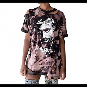 2pac T-shirt.