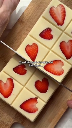 You Don't Need A Bowl To Eat An Eton Mess 🍫 🍓 #EtonMess #FoodHacks #chocolate