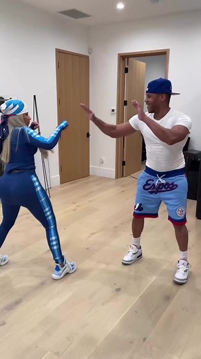 Nicki Minaj getting her hands right | MMemez