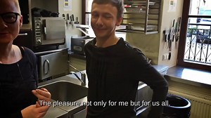 1.7K views · 41 reactions | Mada ir Maistas su Deivydu Praspaliausku! Lengvai paruošiamas, be galo sveikas patiekalas - upėtakis su smidrais. Puiki idėja lengvai vakarienei. Skanaus! Fashion and Food with famous Lithuanian chef Deivydas Praspaliauskas! Easy to make, very healthy meal - traut with asparagus. Perfect choice for a light dinner. Enjoy! | Julia Janus | Facebook