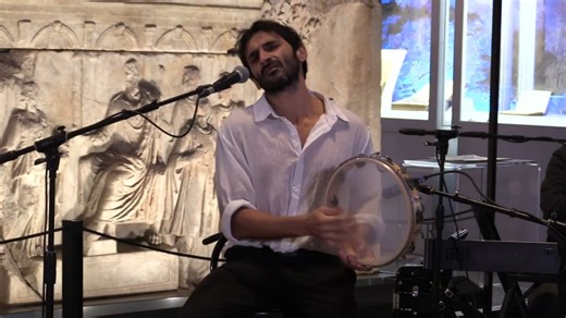 🎶 Nella Curia Iulia illuminata da proiezioni di stelle, pianeti e luci cosmiche risuonano chiare e profonde le note della tradizione napoletana grazie alla performance di Luca Rossi (voce e tammorra), Giovanni Parillo (pianoforte, fisarmonica e voce) e il danzatore Andrea De Siena in occasione della manifestazione "Musei in Musica" dello scorso Novembre. La serata ha registrato il tutto esaurito per ciascuna delle tre performance previste e abbiamo pensato di riviverla insieme a tutti voi: un r