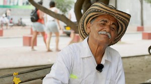 #Crónica| Hector Barreto, es un artista que se ubica en el camellón de la Bahía para cuativar con su esencia la mirada de los samarios a través del teatro callejero. Su labor le permite recrear al Nobel Gabriel García Marquez como un icónico personaje de la historia colombiana. Pese a que ama lo que hace, su oficio refleja la falta de apoyo de los entes gubernamentales y la problemática del trabajo informal en el país. | Eventos Santa Marta