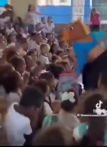 'Cavalo Tarado': Prefeitura investiga apresentação de dança em escola do RJ Do UOL, em São Paulo 29/08/2023 15h29 Um vídeo que mostra uma dançarina com uma máscara de cavalo ao som de uma música com teor sexual em uma escola municipal virou alvo de sindicância da Prefeitura do Rio de Janeiro após publicação nas redes sociais. O que aconteceu? O vídeo da apresentação do grupo Cia Suave, realizada com alunos do CIEP Luiz Carlos Prestes, foi publicado nas redes sociais na tarde....... Fonte: UOL | 