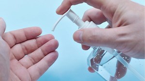 As concerns over the novel coronavirus rise, many stores are reporting a declining stocks of hand sanitizers. As a precautionary effort, some people have attempted to make their own hand sanitizers from online recipes. But do they actually work? READ MORE: https://globalnews.ca/news/6618185/coronavirus-hand-sanitizer/ | Global News