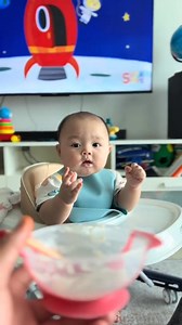 Little eater, big personality! Our baby's mealtime antics always leave us laughing. From throwing food to making funny faces, every meal is a show 😀 | Cute little baby