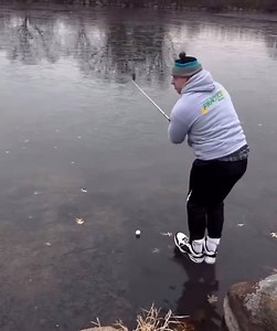 Aunque no lo queramos, a veces es mejor declarar la bola injugable… 😓🧊 ¡Cuidado, amigo! ⛸️ #golfreels #sports #frozen #cold #ice #golfaddict #videooftheday #golflife #golfswing #laughs #lol #golfstagram #friday #top #viral #golfclub | Golf Channel Latin America