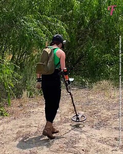 Un détecteur de métaux est ravi de trouver d'anciennes jarres enterrées. | Femme Heureuse