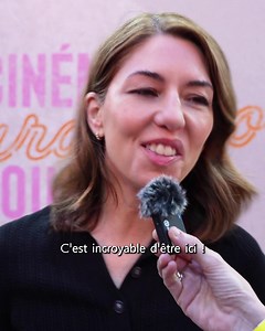 🇫🇷 Sofia Coppola au Louvre ! A l’occasion des Etés du Louvre et de Cinéma Paradiso, la réalisatrice est venue présenter son premier film « Virgin Suicides », plus de 25 ans après sa sortie en salle, et projeté hier soir dans la cour Carrée du Louvre. - L’occasion pour elle de nous dire quelques mots sur son rapport avec le musée et le domaine du Louvre. ∴ 🌎 Sofia Coppola at the Louvre! For the "Eté du Louvre" and Cinéma Paradiso, the director presented her first film, "The Virgin Suicides," m