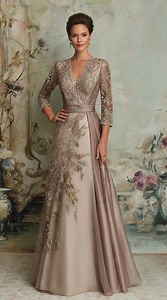 Timeless Fashion for Women Over 40, 50 & 60 | Classic Feminine Outfits #FashionOver50 Feel confident and feminine in elegant, timeless outfits designed to flatter women over 40, 50, and 60. From tailored trousers to flowy blouses and chic midi dresses — each look celebrates sophistication, grace, and quiet luxury. These vintage-inspired outfits blend modern refinement with old-money charm — perfect for mature women who love effortless elegance and polished everyday style. 🌷 ✨ Style Inspiration 