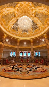 Înotați și bucurați-vă de peisaje, toate la @rafflespalmdubai ✨ Etichetați-vă echipa de vacanță 👇 #VisitDubai | Visit Dubai