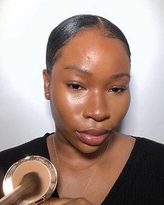 💫 AIRBRUSH FLAWLESS FINISH POWDER 💫 Darlings, create my famous FLAWLESS ‘Airbrush effect’ with my ICONIC Airbrush Flawless Finish powder! The COMPLEXION-ENHANCING, MICRO-FINE and LIGHT-AS-AIR powder have BLURRING and SMOOTHING powers, creating a FLAWLESS, PORELESS looking finish! My #TeamTilbury artist Kelechi wears Airbrush Flawless Finish in Shade 3 Tan. What makes it MAGIC? 🌰 Almond Oil for its softening and moisturising properties. 🌹 Rose Wax helps to nourish and moisturise the skin. 💫 