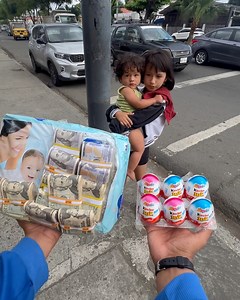 208K views · 929 reactions | Millonario regala pañales de billetes a Niña trabajadora desesperada por su hijita  | Sasha Smith | Facebook