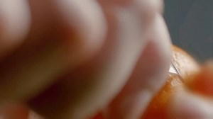 Una mujer usa un Zester en: video de stock (totalmente libre de regalías) 3963807939 | Shutterstock