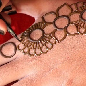 Modern Stylish Wedding Mehndi Design | Amisha Arts