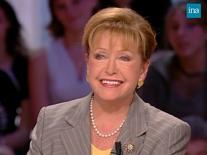 😮 HIGGINS CLARK SOUTIENT BUSH 😮 La reine du suspens Mary Higgins Clark et sa fille Carol confirment à Thierry Ardisson leur amitié envers George W Bush malgré la guerre en Irak. La romancière invente en direct un "Best-seller" en fonction des invités de "Tout le monde en parle"... 😂 Laurent Baffie drague Mary Higgins Clark ! > Thierry Ardisson dans "Tout Le Monde En Parle" | France 2 | 14/06/2003 #Arditube #Ardisson #INA #TMP | INA Arditube