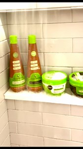 Protect your vibrant hue and unleash the full potential of your treated locks with Macadamia's game-changing color protection range! Color care shampoo and conditioner are staples in your shower to extend color vibrancy while nourishing your tresses. Alternate the deep repair mask, which helps restore hair's natural shine and softness, with the bond repair mask to rebuild damaged hair bonds caused after coloring or chemically treating hair. #vividcolor #coloredhair #haritok #macadamiahair #hairg