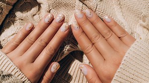 Szikrázó arany és ragyogó üveg: ezek lesznek a 2024-es tél körömtrendjei!