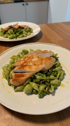 Pasta Primavera 🔥🌱 Sastojci. -pesto od Medvjeđeg luka - šparoge - ljutika - crveni chilli - grašak - peršin - pileća prsa - slanina | Rudi Oškera