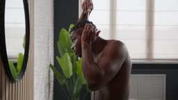 Nourrir les cheveux, appliquer de l’huile d’argan, traitement de...