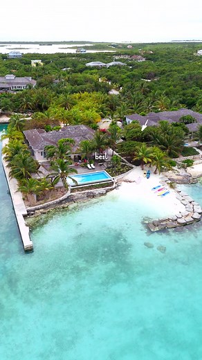 🌴 Comment “Foster Hill” for booking info! 📍 Hartswell, Great Exuma. This is Casa Bella, one of the four Foster Hill homes. A true beachfront villa with five bedrooms and five ensuite bathrooms, it sleeps up to ten for an easy Bahamas vacation with family or friends. 🏖️ Outside is built for relaxed island days. An infinity-edge pool appears to meet the sea, and there is an outdoor jacuzzi, a private sandy beach just steps away, a shaded gazebo, and kayaks and paddleboards so you can explore ca
