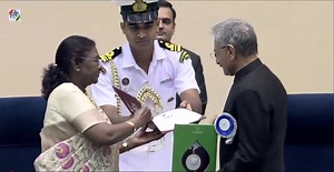 12 reactions |  70th National Film Awards  Actor Pavan Raj Malhotra receives the award for 'Best Actor in a Supporting role' from President Droupadi Murmu for the film 'Fouja', at the #70thNationalFilmAwards #NationalFilmAwards | Press Information Bureau - PIB, Government of India | Facebook