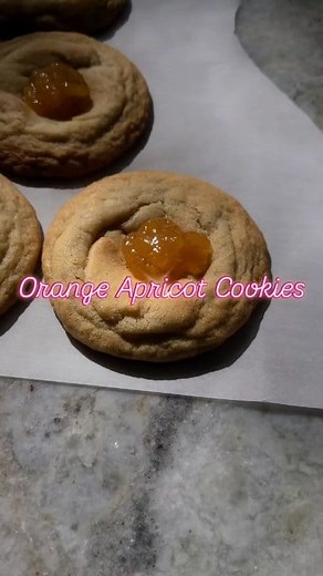 Orange cookie (homemade orange extract!) organic apricot preserves vanilla glaze These beauties are in the bakery cart today! 👉🏼See last post for the deets #elouisebakes #elouisebakerycart #michiganbaker #shelbytownship #bakerycart #microbakery #orange #orangeapricot #orangecookie #apricotpreserves #bakestand #recipedeveloper | E. Louise