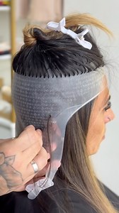 1M views · 4.7K reactions | This contouring trick is a secret 狼 You asked so much that I made a video showing how to do contouring with a cap that has over 2,000 holes  Cap by @sosbelezabrasileira Products by @vloss.cosmeticos #blondehair #creativehighlights #hair #healthyblonde | Klaynyer Lyuycher | Facebook