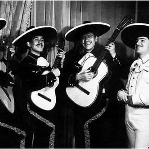 José Alfredo Jiménez… José Alfredo Jiménez Sandoval, (Dolores Hidalgo, Guanajuato, 19 de enero de 1926-Ciudad de México, 23 de noviembre de 1973), fue un cantante y compositor mexicano. Creó una gran cantidad de temas, principalmente rancheras, huapangos y corridos, todos ellos reconocidos por su calidad y su sencillez armónica, melódica y lírica. Llegó a la capital mexicana a los 8 años al fallecer su padre, en compañía de su tía Refugio Sandoval (la tía Cuca), a la que veía como su segunda mad