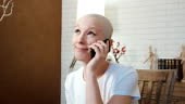 Femme de survivant de cancer heureux parler au téléphone