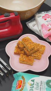 CK ada share 1 resipi istimewalah! Jom buat😉 Florentine Cookies Ingredients Cookie Base: Butter 250g Powdered Sugar 100g Beaten Egg 20g Cake Flour 330g Almond Topping: Butter 127g Heavy Cream 75g Granulated Sugar 75g Honey 63g Sliced almonds 264g Baking pan: 28cm x 28cm Methods: 1. Soften the butter at room temperature, add powdered sugar, and beat with an electric mixer until the butter turns pale. Gradually add the beaten eggs and mix until smooth 2. Add the cake flour and use a spatula to st