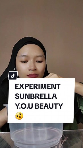 Sunsbrella you beauty ni korang pakai bawak g pantai pun tak sunburn tau!! korang try lah! #youbeauty #sunbrella #sunscreen #fyp #ainnashare #experimentsunscreen #waterproof #nonwaterproof #wudukfriendly #skincare #skincareguru #beautyhack #beautyexperiments