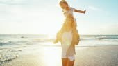 Mutter und Tochter spielen am Strand