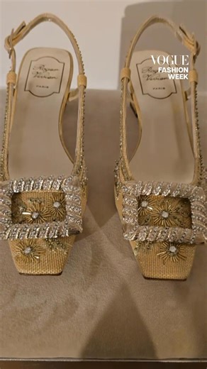 #VogueFashionWeek Roger Vivier เปิด ‘Maison Vivier’ นำเสนอคอลเล็กชั่นฤดูใบไม้ผลิ/ฤดูร้อน 2026 เชื่อมโยงถึงความงงดงามเชิงศิลป์และงานฝีมืออันเนี้ยบประณีต โดย Gherardo Felloni ผู้อำนวยการสร้างสรรค์ยังคงเอกลักษณ์ในการใช้สีสันประกอบเข้ากับรายละเอียดอันเนี้ยบประณีตต่างๆ นำเสนอผ่านรองเท้าและกระเป๋าที่โดดเด่นด้วยวิธีการจัดวางลวดลายกราฟิก การประดับหินสี งานปัก และการผสมผสานวัสดุ ในงานยังจัดพื้นที่ให้ช่างฝีมือแสดงวิธีการรังสรรค์องค์ประกอบของไอเท็มอย่างละเอียด นอกจากรองเท้าและกระเป๋ายังมี ‘Gillet’ ที่แบรนด