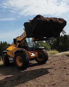 An iconic duo. A #JCB 538-60 AGRIXTRA Loadall and Fastrac 4220 iCON getting stuck in loading muck at the farm. Discover more: go.jcb.com/uh4KL. | JCB Agriculture