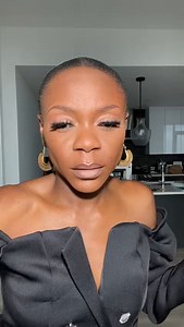 Introducing the Peruca Renaissance peruca - the most beautiful and breathtaking wig you'll ever see! 😍💖 Her color blend is simply stunning and will leave you in awe. Plus, she's available in multiple lengths, so you can choose the perfect fit for you! 😊 Made with HD lace, the Renaissance peruca is a glueless and easy-to-wear beauty that you'll fall in love with at first sight. What you see is what you get - and let us tell you, you won't be disappointed! 😍 We named her Renaissance for a reas