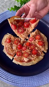 19K views · 113 reactions | Pizza de frigideira!  Ingredientes da massa: -2 ovos; -100g de arroz cozido; -Sal (à gosto) Ingredientes para o recheio: -25g de queijo; -60g de frango cozido e desfiado; -30g de molho de tomate; -Tomate (à gosto). | Low Carb Dieta e Receitas | Facebook
