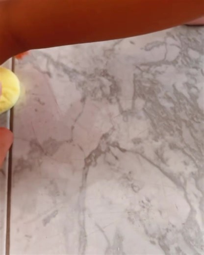 Nova Cry Babies Minnie, essa boneca super fofa, chora e emite sons iguais ao de um bebê de verdade ! Basta tirar a chupeta da boca dela que ela chora cada vez mais e não para até ganhá-la de volta. Brincar de boneca irá ficar muito mais divertido com a Cry Babies Minnie! Anda brinca e diverte -te com ela 🦋💬façam já os vossos pedidos | Decorclass